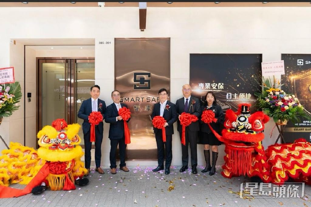 Smart Safe首間門店上月開幕,信興和KUMAHIRA也有到場祝賀。 Smart Safe首間門店上月開幕,信興和KUMAHIRA也有到場祝賀。