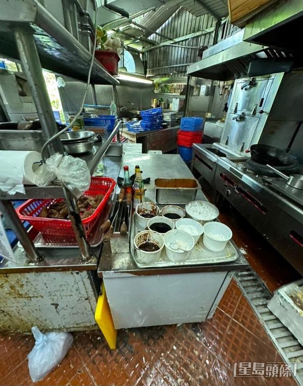 飯盒製作工場以簡陋器具在衛生情況欠佳環境下，處理來源不明食材，製作飯盒作販賣用途。