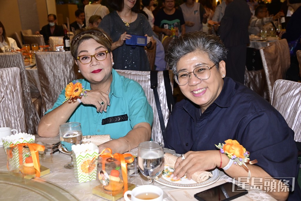 咪咪姐虽然冇69岁肥妈及62岁李丽霞(黑妹姐)咁叻，但都能紧贴社会节奏。