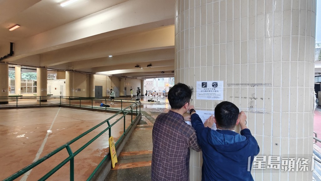 有職員在溜冰場張貼通告。 有職員在溜冰場張貼通告。