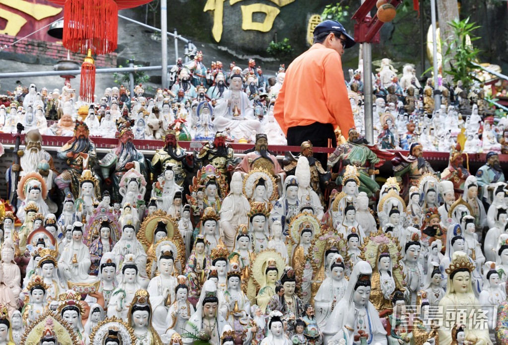 「慈光閣」擺放約二、三百尊神像。 「慈光閣」擺放約二、三百尊神像。