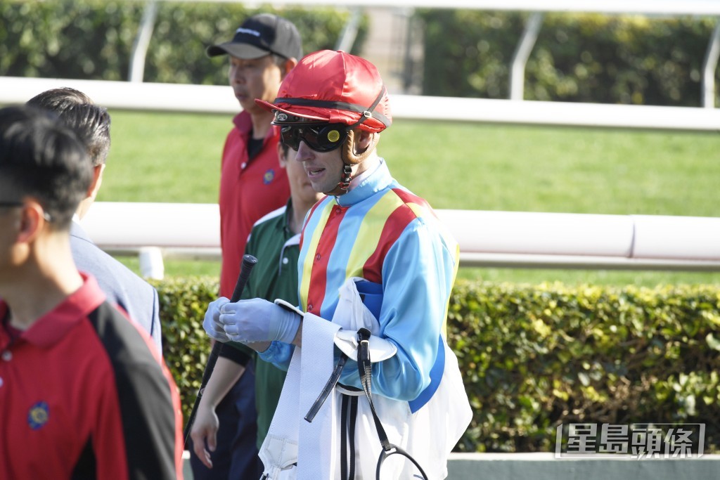 今朝「坚闯」课后伍鹏志走去马房大闸口接马，一见到奥尔民更倾过唔停。