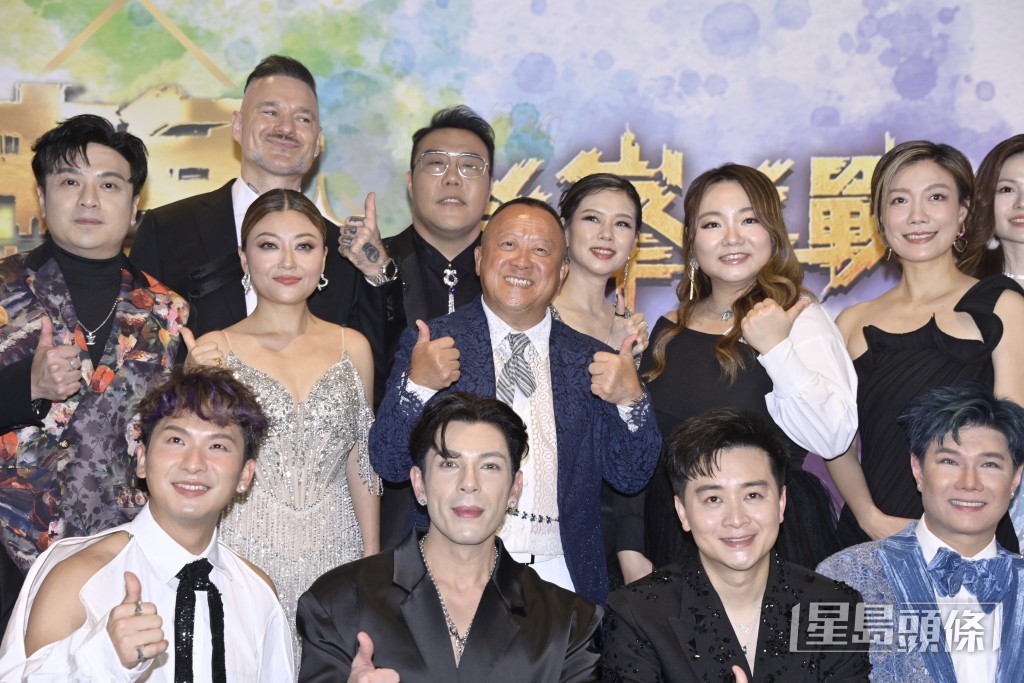 李佳穿上吊帶低胸晚裝搶風頭。 李佳穿上吊帶低胸晚裝搶風頭。