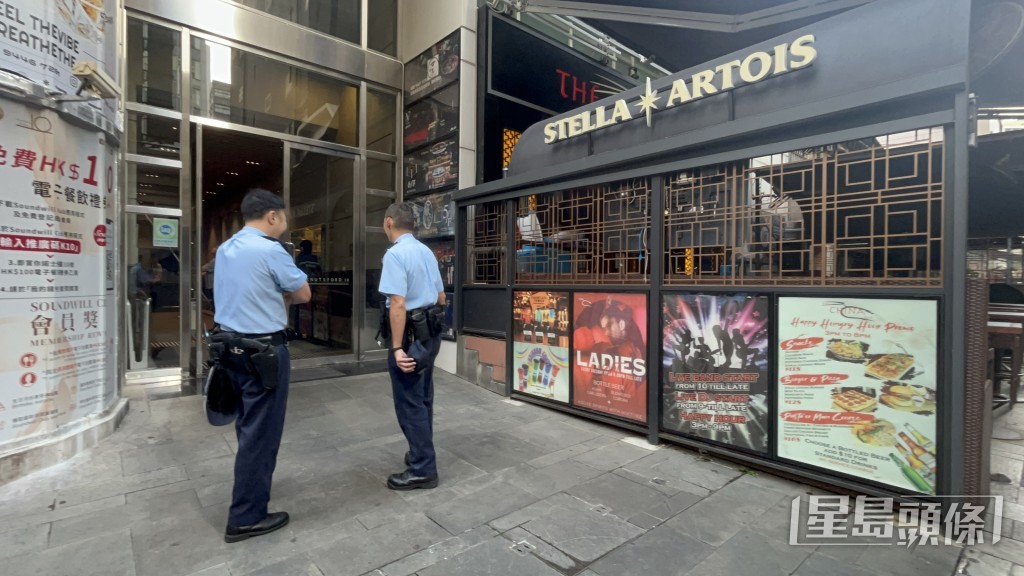 警員懷疑賊人由後門潛入。