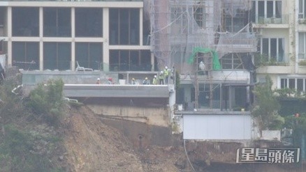 一批相關部門人員到紅山半島70號屋視察。楊偉亨攝