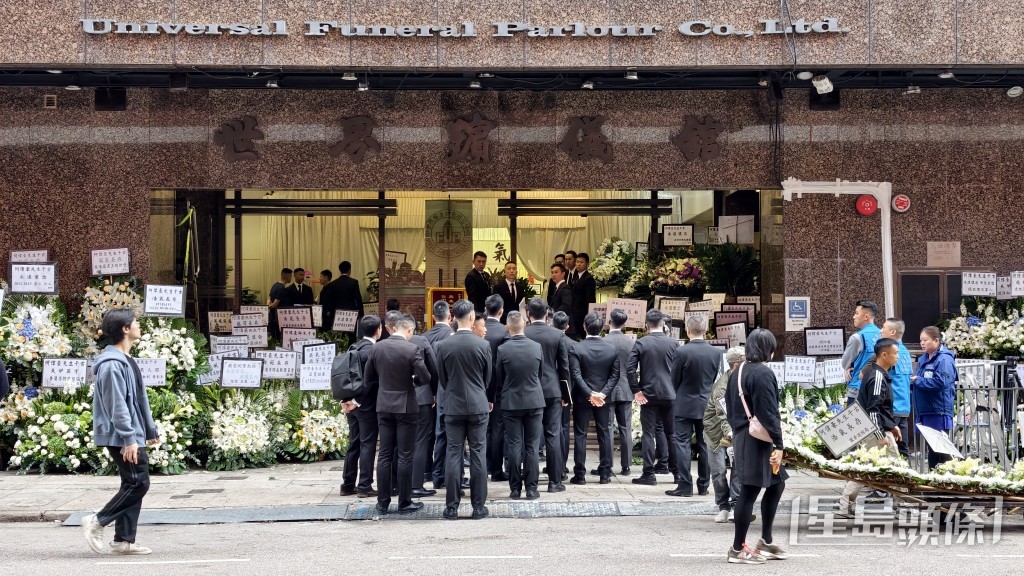 殉職消防何偉豪今日（12月18日）在紅磡世界殯儀館設靈。