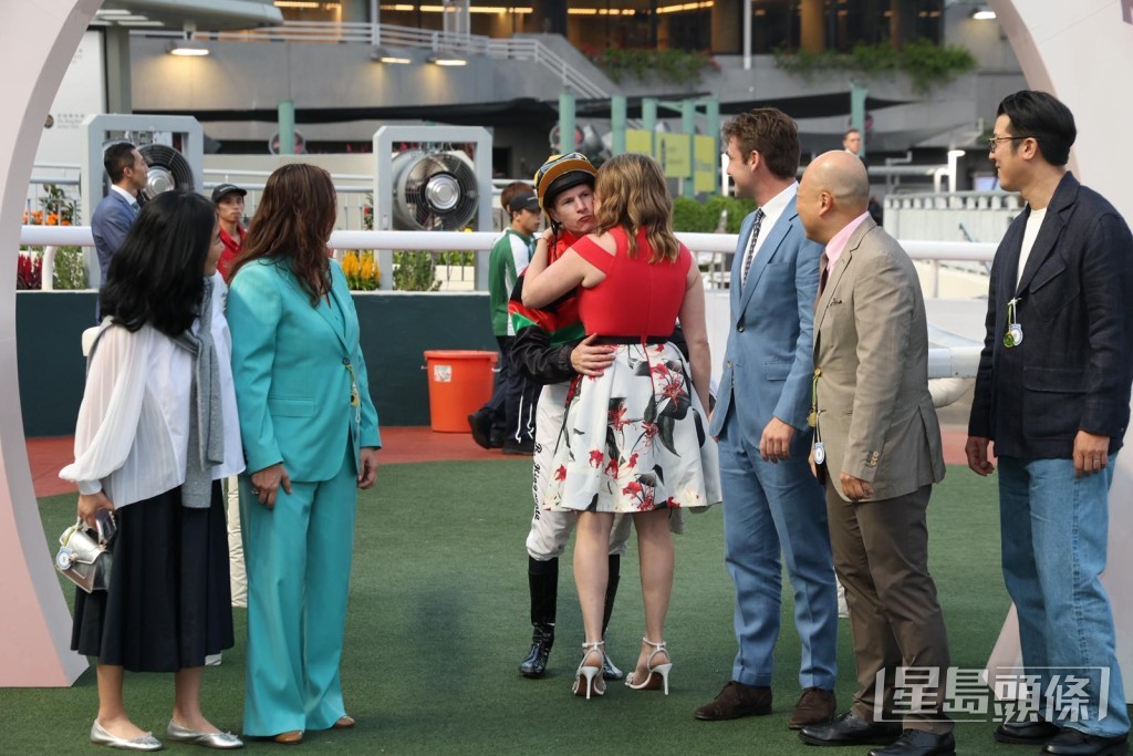 金誠剛終於剛周末以「將睿」開齋,賽後金誠剛和太太情深一吻。 金誠剛終於剛周末以「將睿」開齋,賽後金誠剛和太太情深一吻。