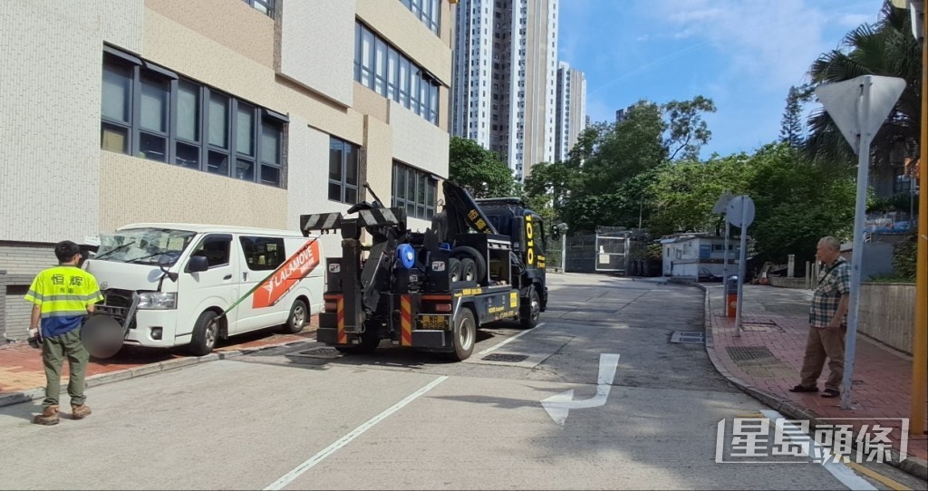 客貨車撞毀明愛荃灣社區中心外牆。 