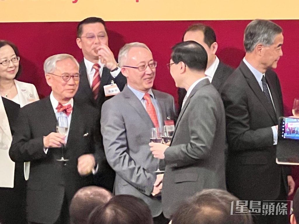 祝酒期間，李家超（前排左一）更與李永勝（前排中）握手聊天。郭詠欣攝