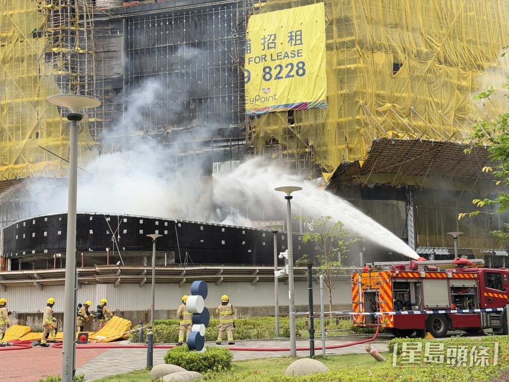 消防開喉射水撲救。