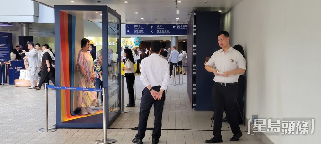 之後打卡位轉了方向擺放,反光情況大為減少。 之後打卡位轉了方向擺放,反光情況大為減少。