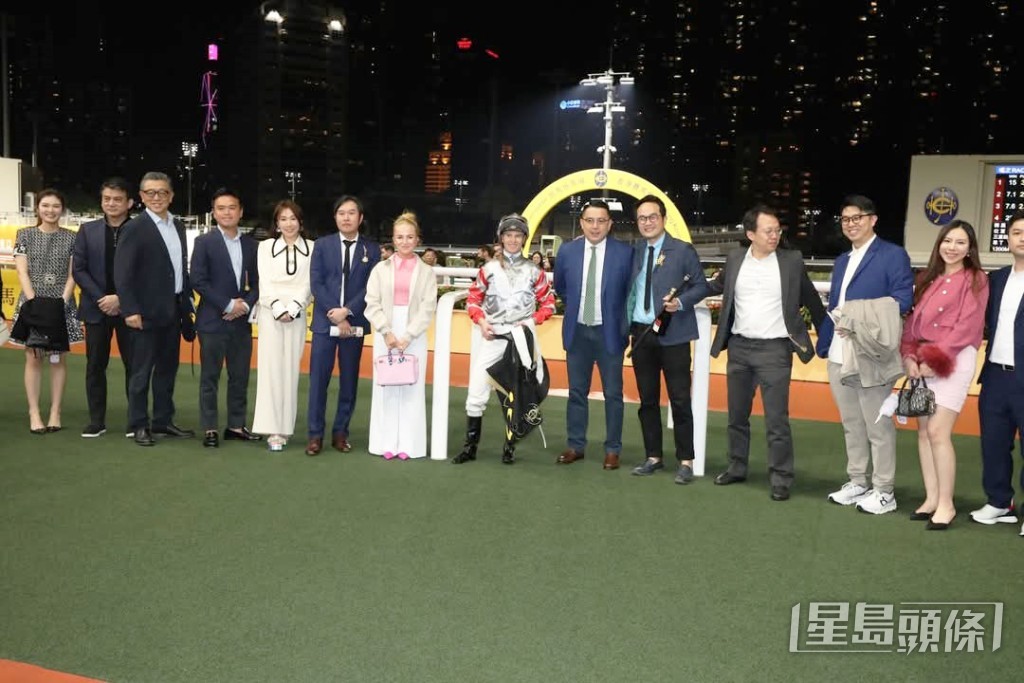 揸香檳者是「唯美主義」和「佐治傳奇」馬主鄭加文，這兩匹馬星期三分別跑第二及三場。