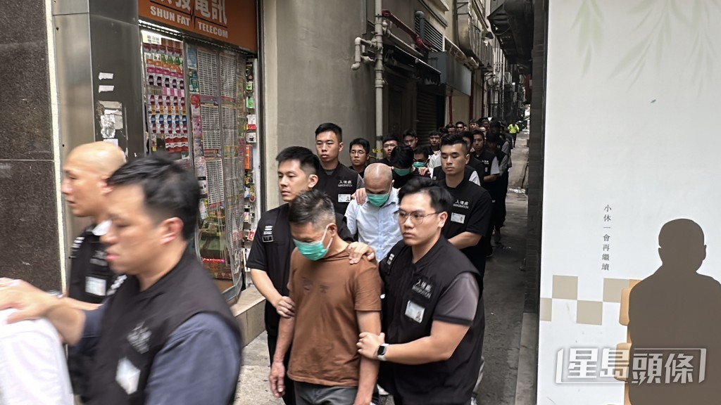 入境處成功鎖定佐敦一個商業大廈單位，共拘捕12名非法勞工。劉漢權攝