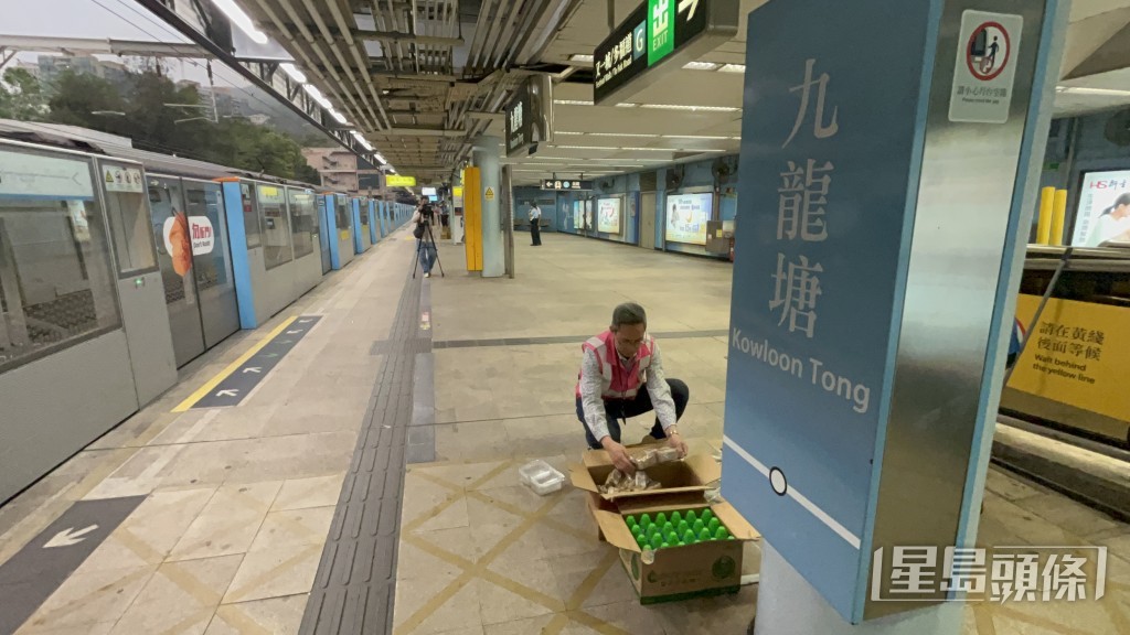 港鐵職員向受影響乘客派發食水、餅乾及免費車票。 港鐵職員向受影響乘客派發食水、餅乾及免費車票。
