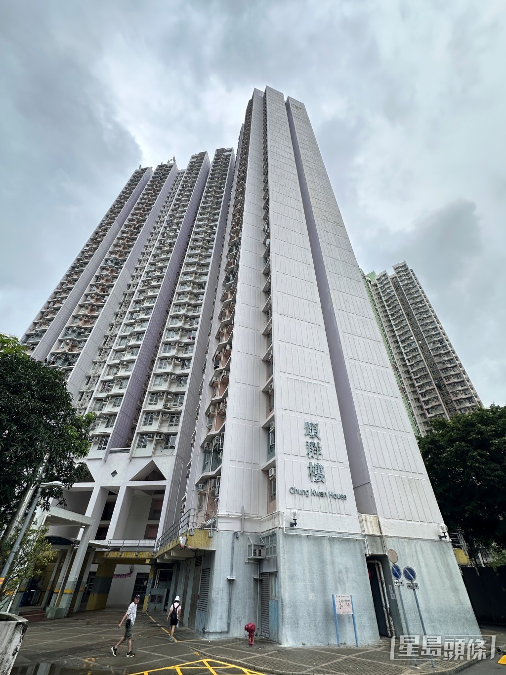 馬鞍山頌安邨頌群樓男子墮樓亡。梁國峰攝 馬鞍山頌安邨頌群樓男子墮樓亡。梁國峰攝
