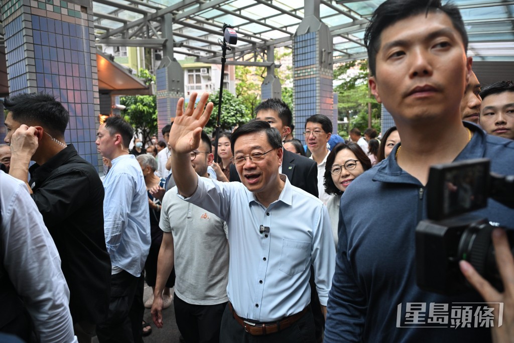 行政長官李家超落區深水埗,探訪元州邨居民。 行政長官李家超落區深水埗,探訪元州邨居民。