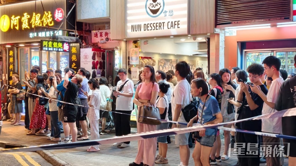 火警期間多人疏散。 火警期間多人疏散。