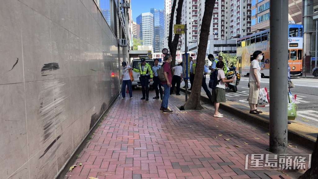 客貨車剷上行人路直駛。梁國峰攝