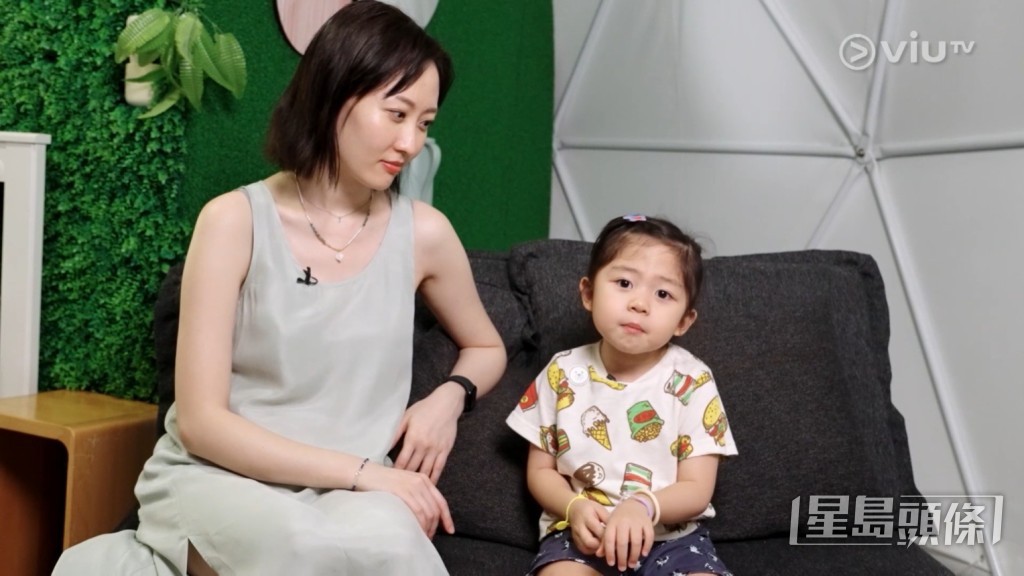 小黃妃安慰媽媽。 小黃妃安慰媽媽。