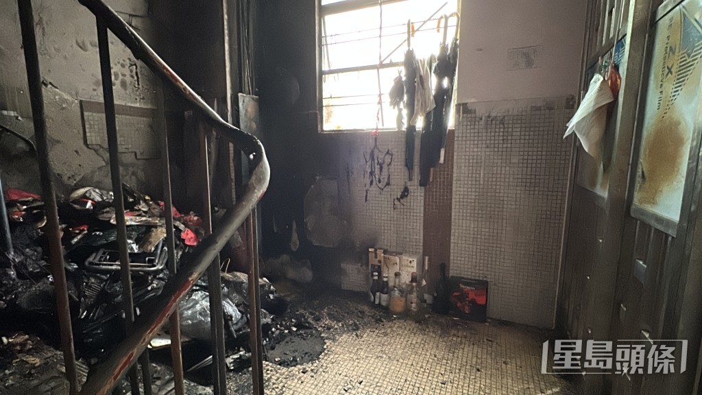 梯間遺下大堆被燒毀的雜物。劉漢權攝 梯間遺下大堆被燒毀的雜物。劉漢權攝