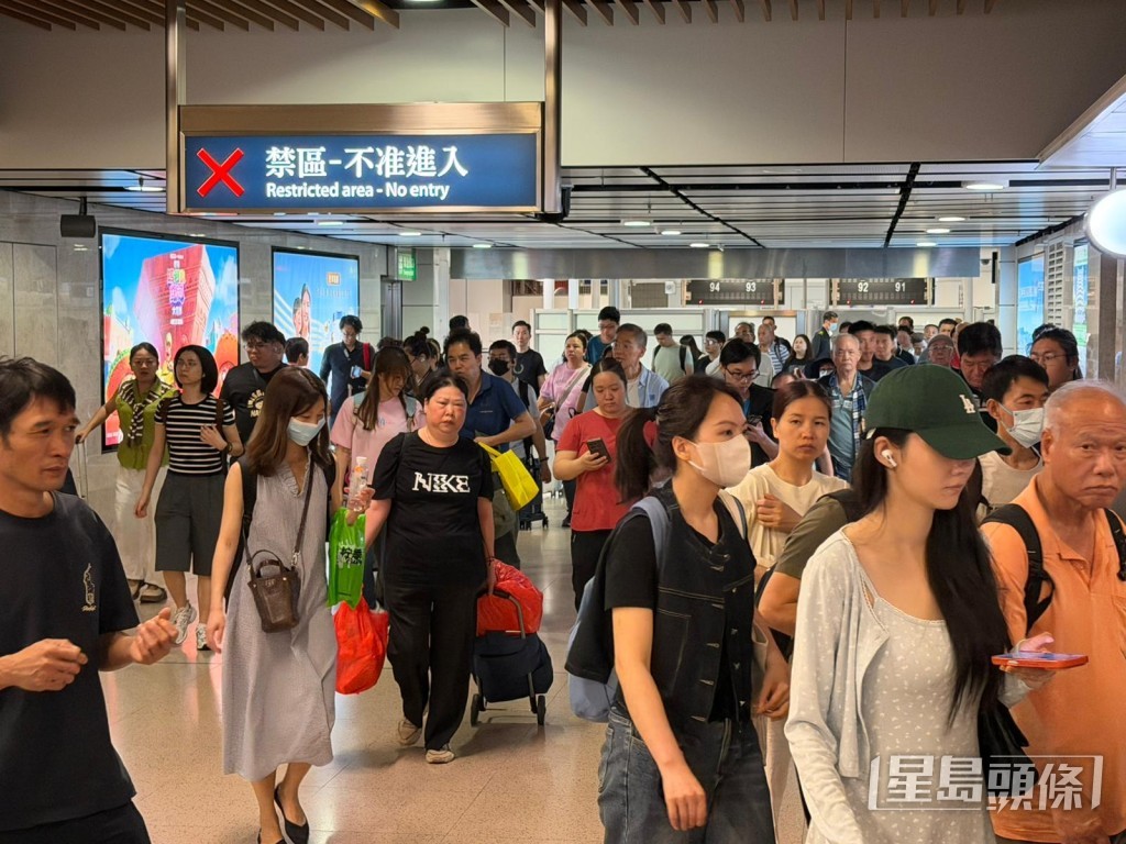羅湖口岸過關市民絡繹不絕。