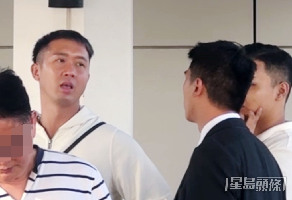 事主鄧爾恒（面向鏡頭）出庭作供。
