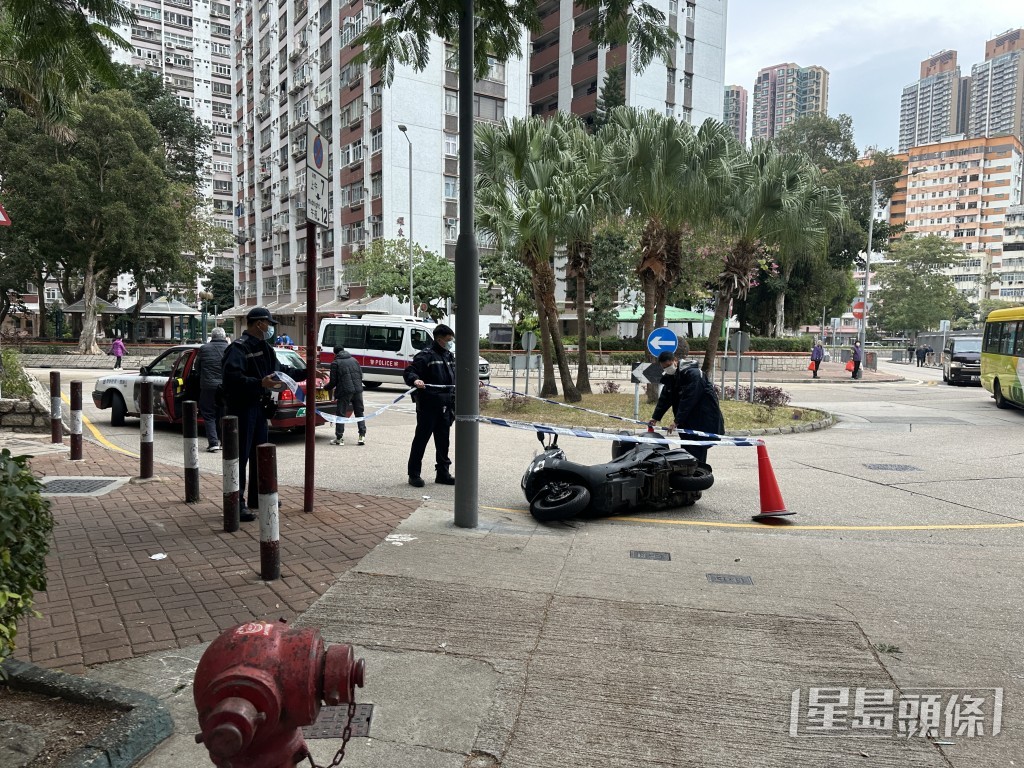 警員截查可疑電單車揭發為失車。梁國峰攝 警員截查可疑電單車揭發為失車。梁國峰攝