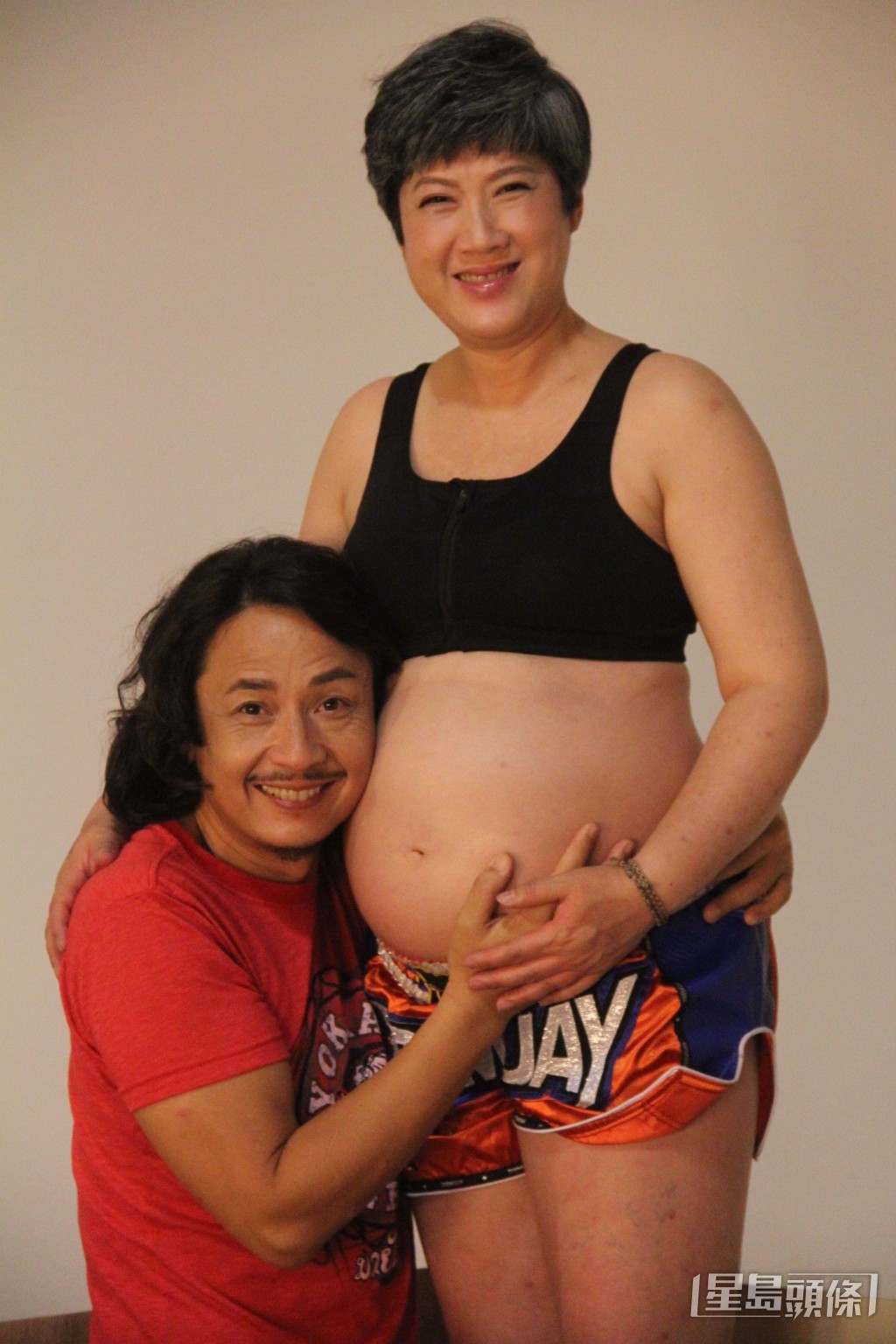 黃澤鋒妻陳麗麗52歲成功懷孕。 黃澤鋒妻陳麗麗52歲成功懷孕。