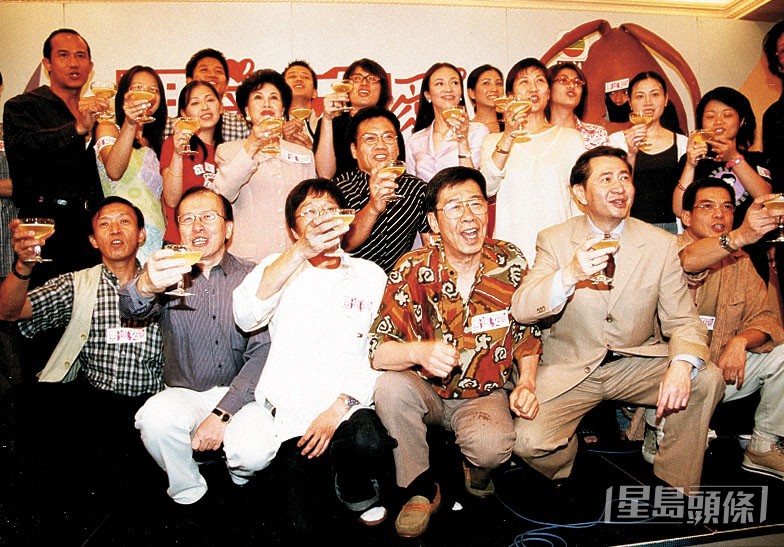 蕭亮2000年演出處境劇《男親女愛》，在宣傳上經常爭位。
