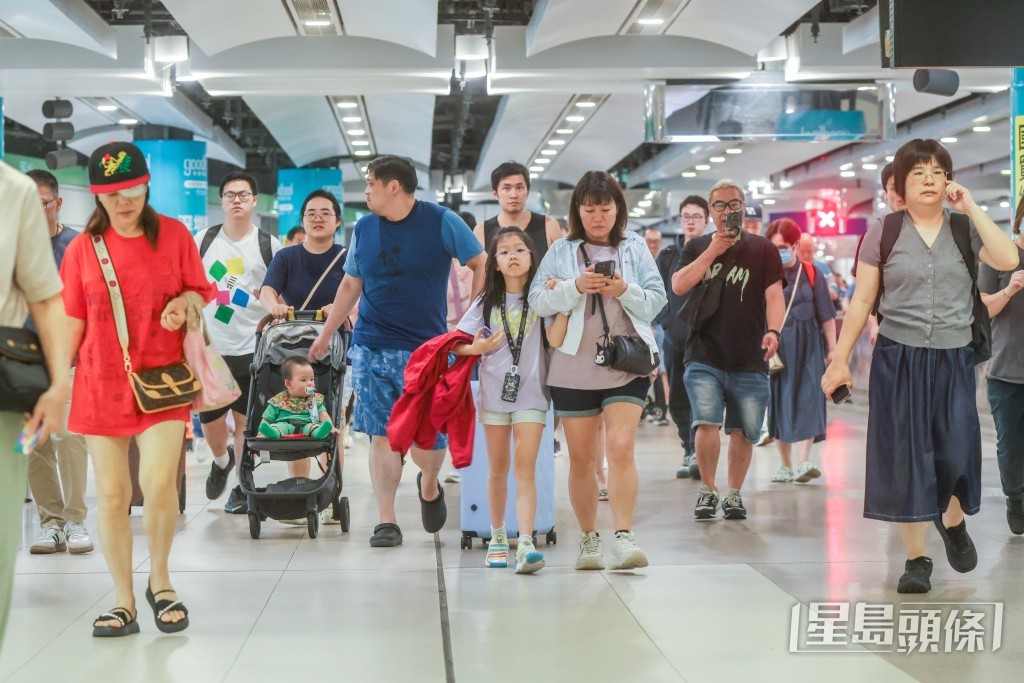 今日( 5日 )是內地五一黃金周最後一日,不少旅客經各個陸路口岸返回內地。 今日( 5日 )是內地五一黃金周最後一日,不少旅客經各個陸路口岸返回內地。
