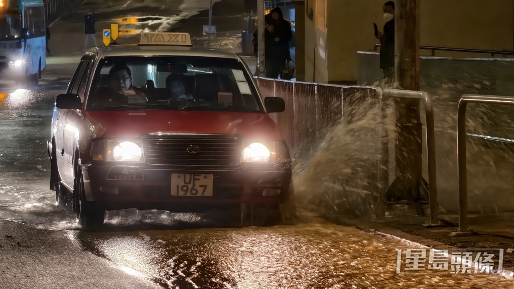 汽車經過濺起水花。