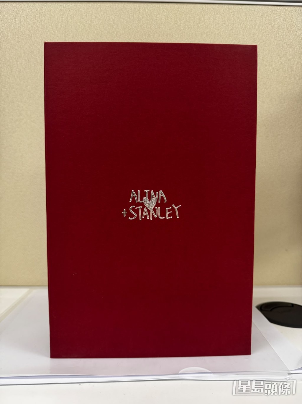 Stanley與Alina的結婚喜餅禮盒採用深紅色設計,正中印有二人名字,簡約高雅。 Stanley與Alina的結婚喜餅禮盒採用深紅色設計,正中印有二人名字,簡約高雅。