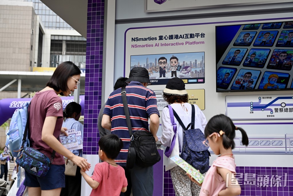 平台更邀得保安局局長鄧炳強及警務處處長周一鳴「聲音導航」,吸引不少家庭客排隊體驗。 平台更邀得保安局局長鄧炳強及警務處處長周一鳴「聲音導航」,吸引不少家庭客排隊體驗。