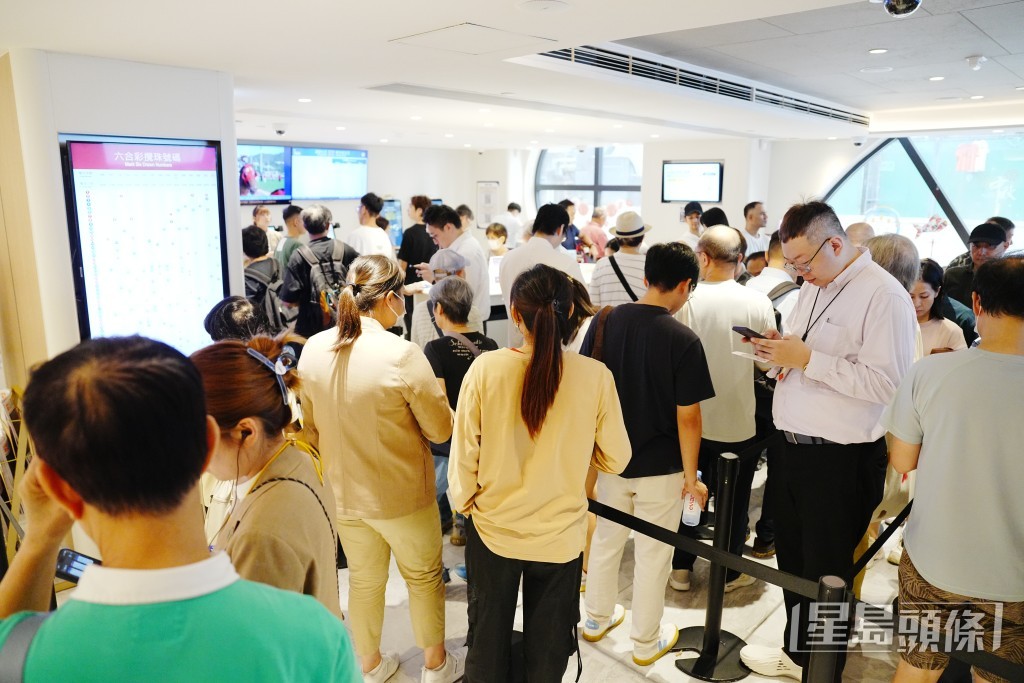 中環士丹利街投注站內有近半百位市民排隊投注。