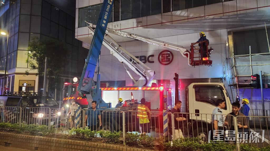 現時鋼梯車可攀至一定高度，但地面要預留空間供伸出支架固定車身。