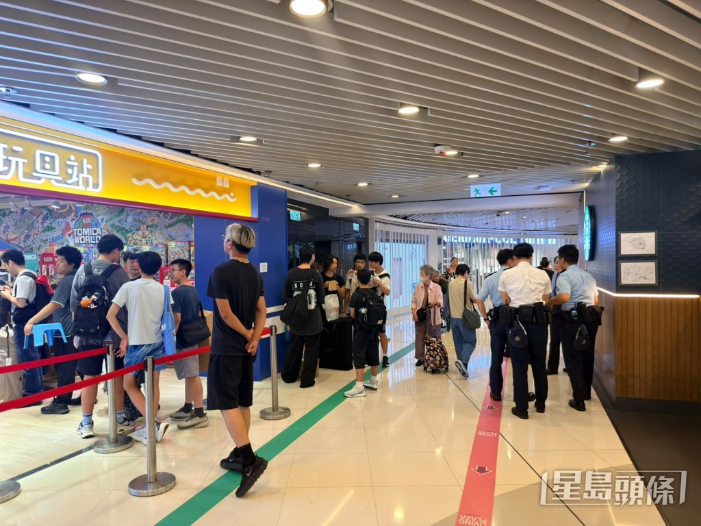 未開售前已有逾200人在店外排隊。梁國峰攝 未開售前已有逾200人在店外排隊。梁國峰攝