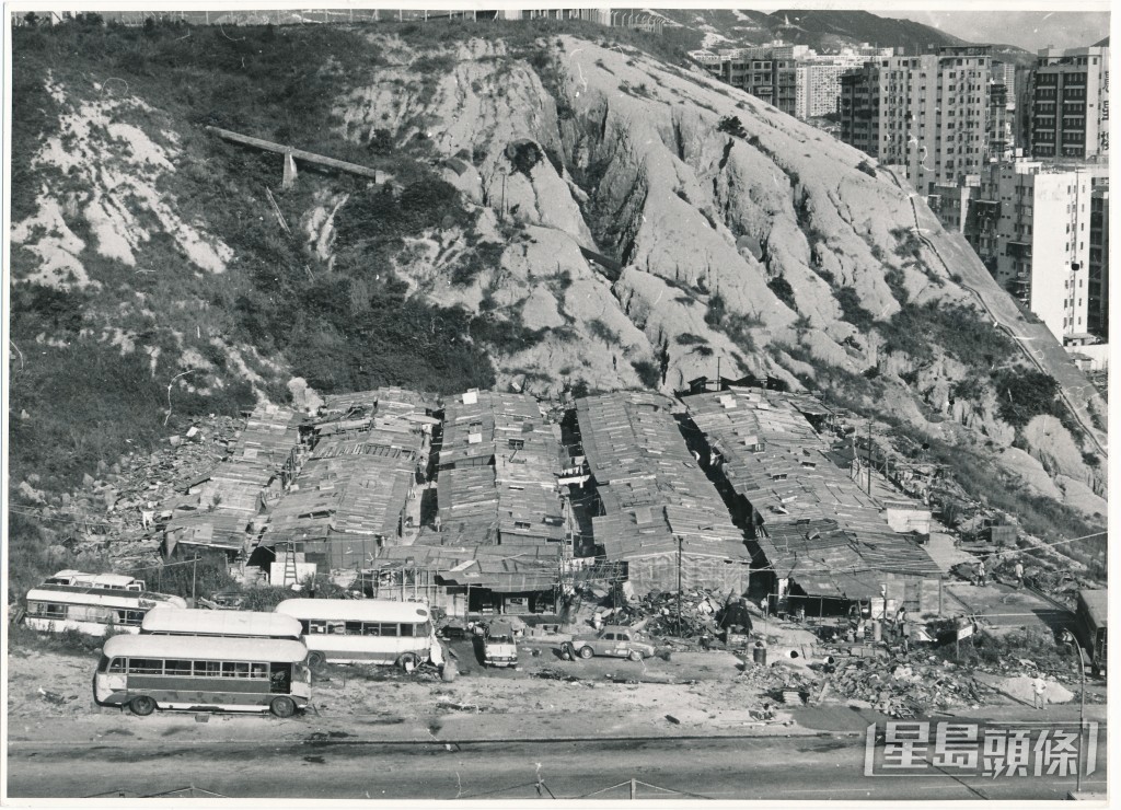 觀塘雞寮徙置區於1972年「618大雨災」發生山泥傾瀉。 觀塘雞寮徙置區於1972年「618大雨災」發生山泥傾瀉。