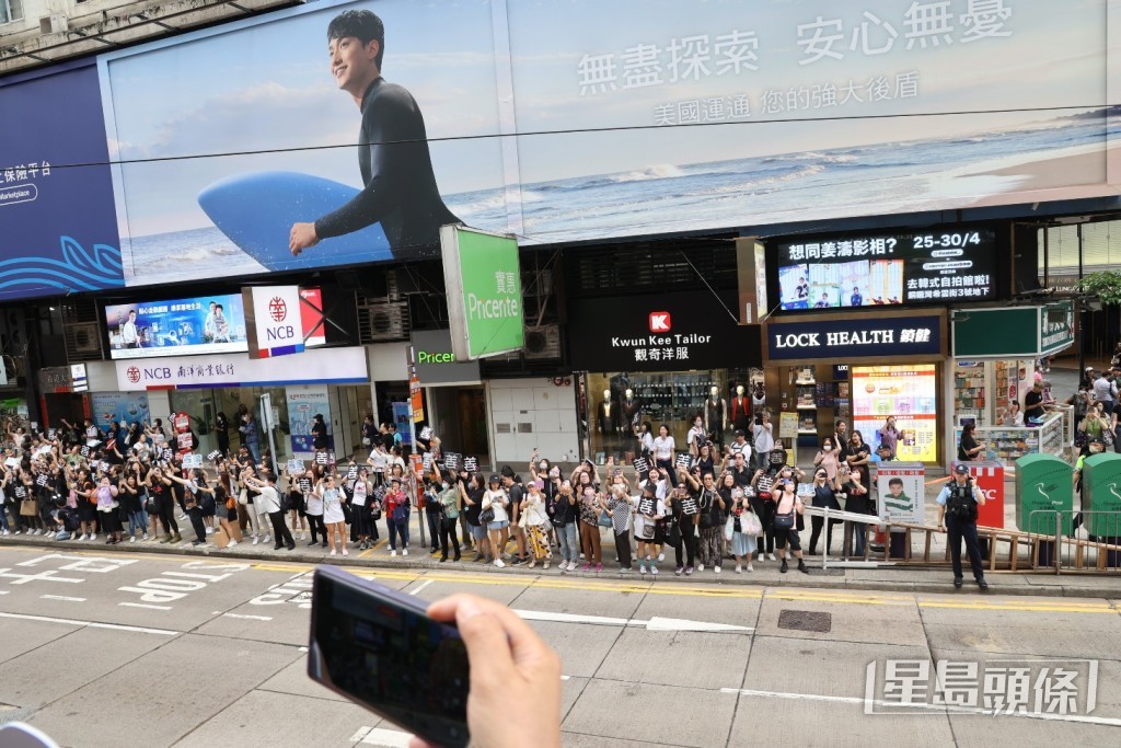 姜糖們見證「姜濤號」駛過。