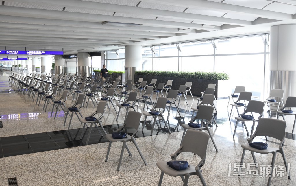 在客運大樓內，開闢了一些臨時休息區，提供至少500張椅子。何君健攝