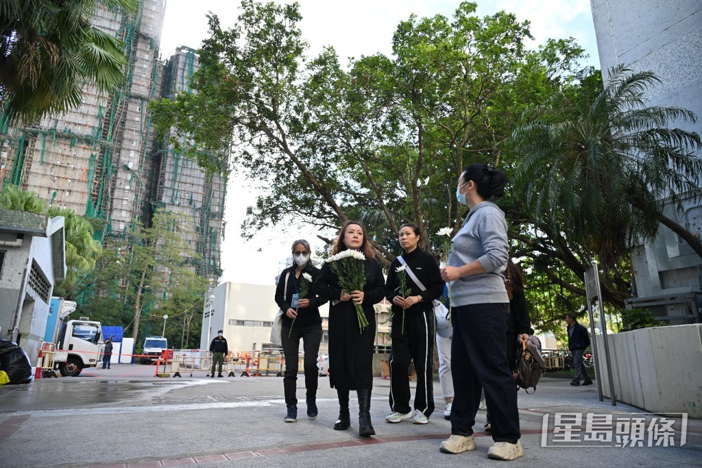 有市民在大埔宏福苑廣福社區中心外小公園獻花。蘇正謙攝