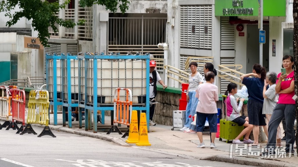 停水期間大批居民輪候取水。資料圖片 停水期間大批居民輪候取水。資料圖片
