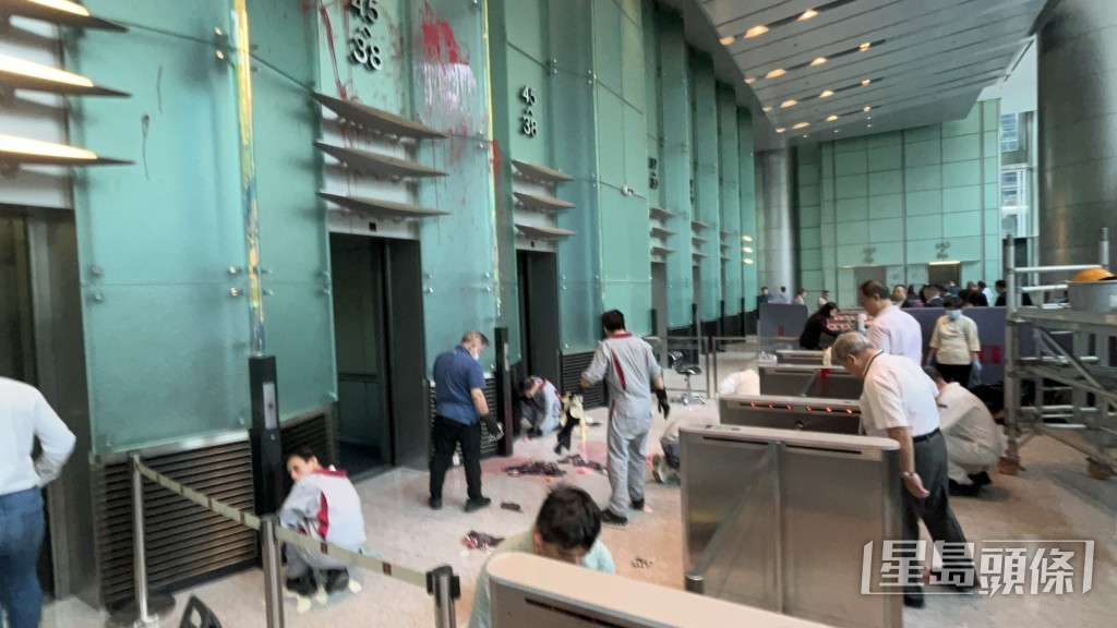 工人忙於清理。 工人忙於清理。