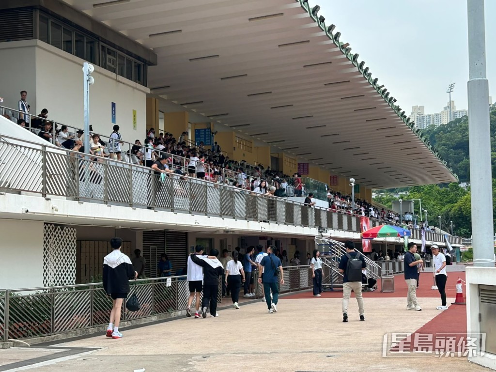 斧山道運動場正舉行中學運動會。 斧山道運動場正舉行中學運動會。
