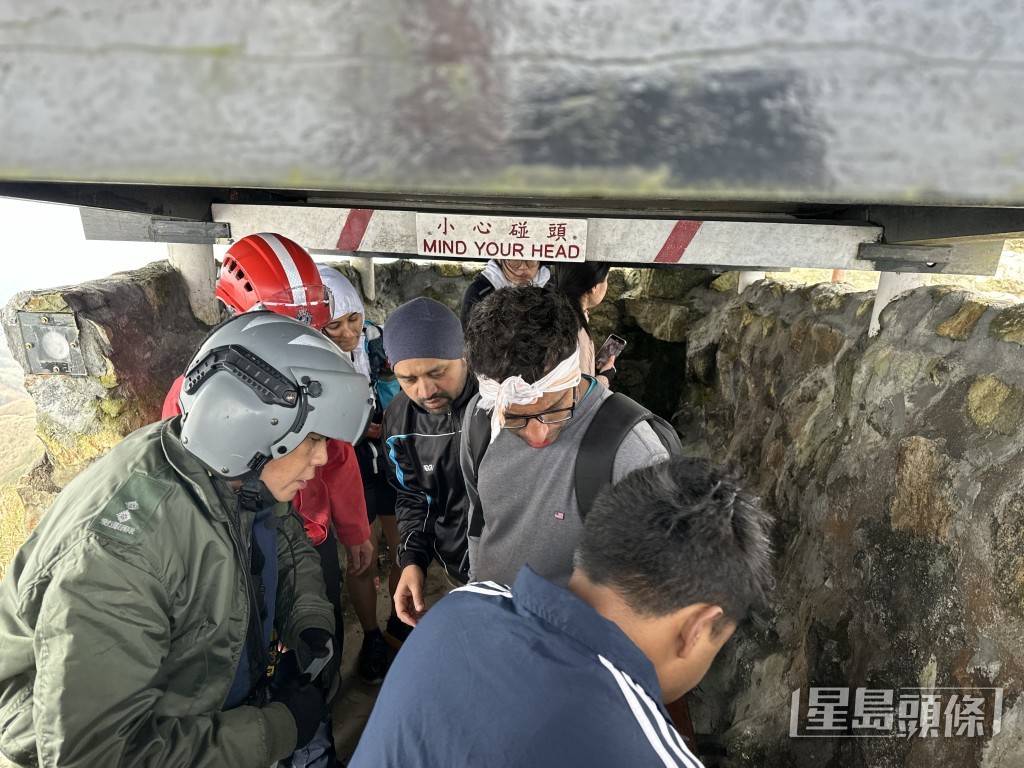 飛行醫生及事主同行友人。梁國峰攝 飛行醫生及事主同行友人。梁國峰攝