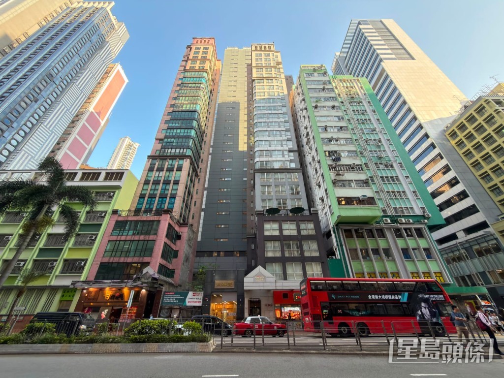 灣仔軒尼詩道218號「218 Apartment」全幢以2.8億易手,市場消息指,買家為京東集團,物業將改裝學生宿舍。 灣仔軒尼詩道218號「218 Apartment」全幢以2.8億易手,市場消息指,買家為京東集團,物業將改裝學生宿舍。