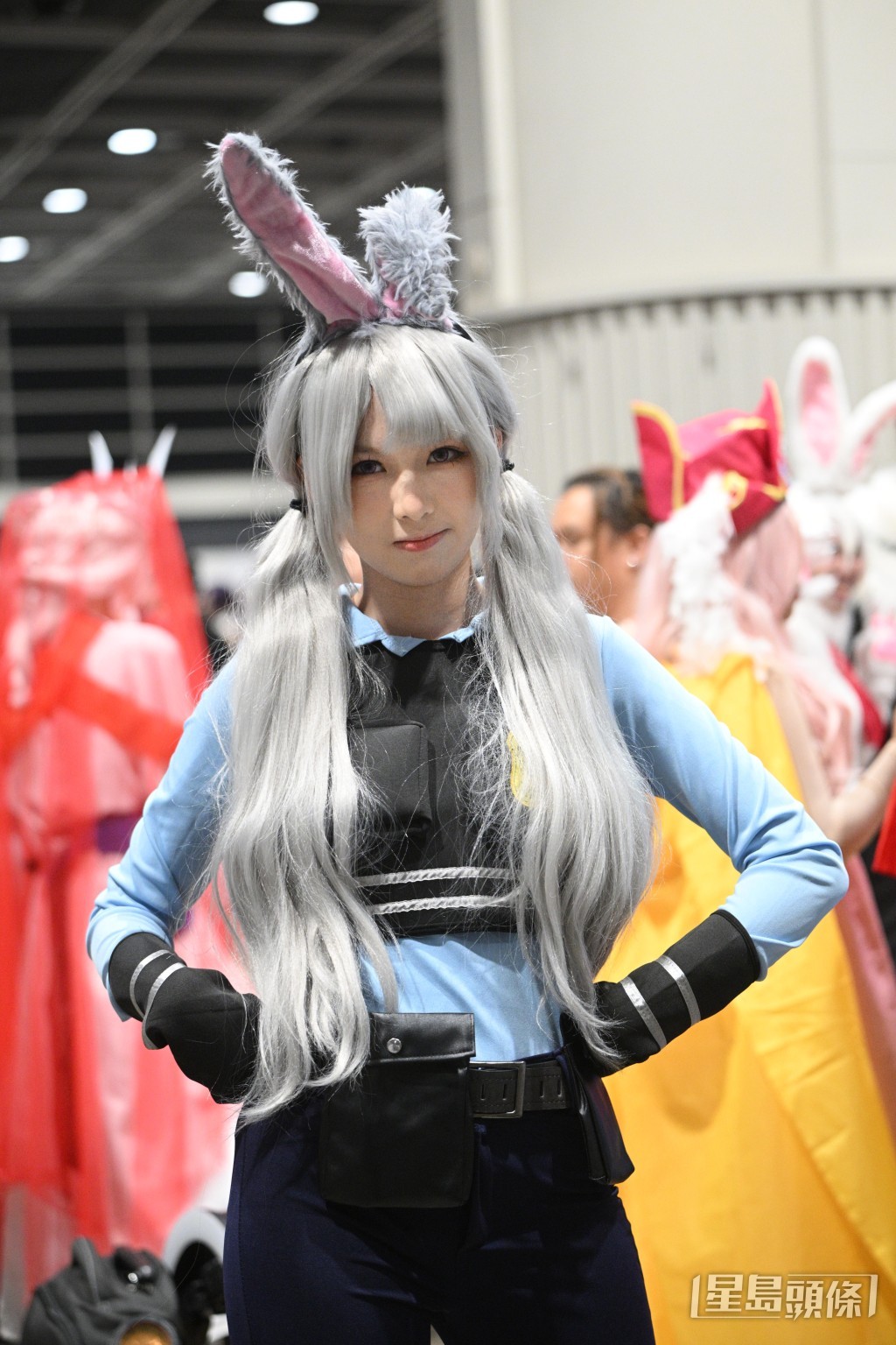 Cosplayer吸引不少人拍照。 Cosplayer吸引不少人拍照。