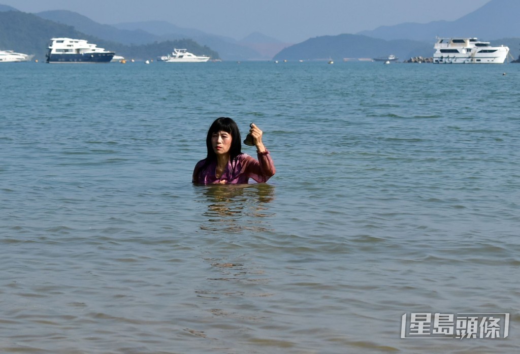 七師傅於攝氏12度低溫下落水做祈福儀式。 七師傅於攝氏12度低溫下落水做祈福儀式。