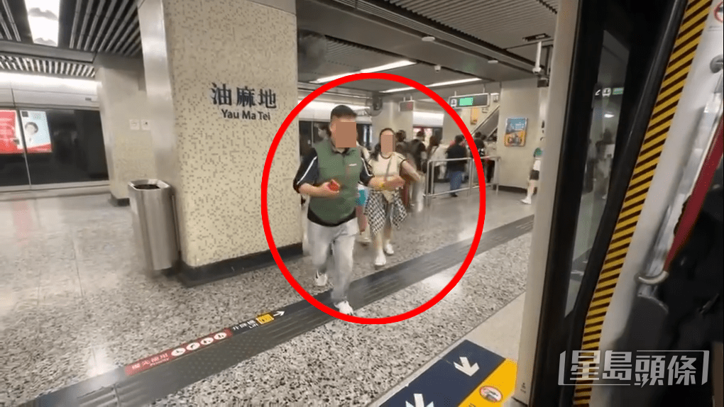 有鐵路迷在油麻地港鐵站拍攝列車時,意外紀錄了一家四口極度危險的衝門舉動(影片截圖Threads@v6b_zx4329、mtr__diary) 有鐵路迷在油麻地港鐵站拍攝列車時,意外紀錄了一家四口極度危險的衝門舉動(影片截圖Threads@v6b_zx4329、mtr__diary)