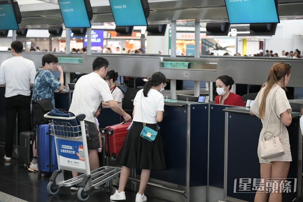 不少巿民趁着中秋及国庆假期离港旅行。陈浩元摄 不少巿民趁着中秋及国庆假期离港旅行。陈浩元摄