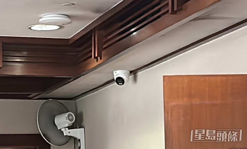 辦公室內有CCTV鏡頭。 辦公室內有CCTV鏡頭。